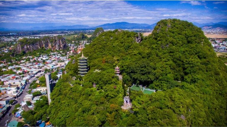 Danh lam thắng cảnh Đà Nẵng - núi Ngũ Hành Sơn là địa điểm du lịch văn hóa lịch sử, tâm linh nổi tiếng trong thành phố.