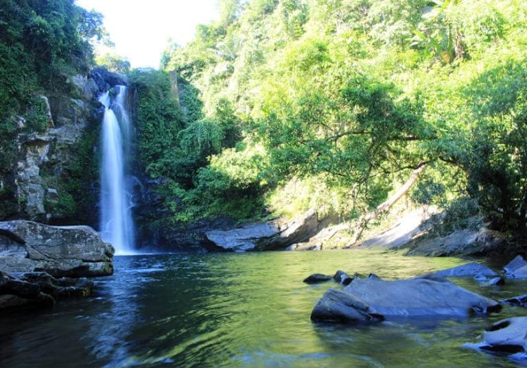 Giếng Trời được mệnh danh là bể bơi tự nhiên - tọa lạc giữa lòng rừng nguyên sinh.