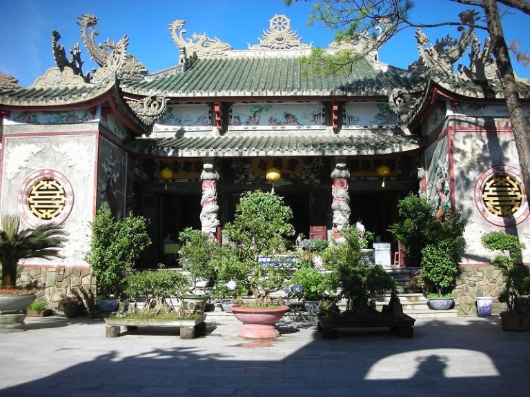 Ngôi chùa Linh Ứng Bà Nà là ngôi chùa lớn nhất và nổi tiếng nhất trong các chùa Linh Ứng tại Đà Nẵng