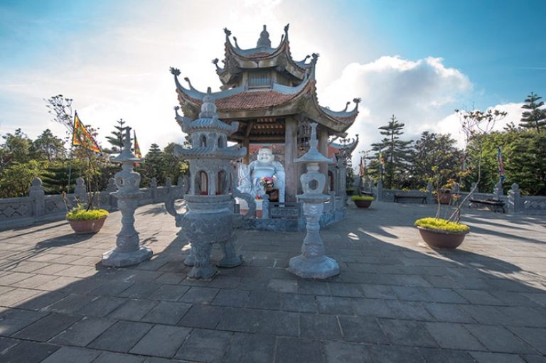 Đền Lĩnh Chúa Linh Từ xây theo kiến trúc cổ xưa, gợi những hoài niệm cho du khách
