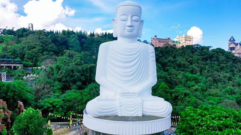 Tượng Đức Phật Thích Ca Mâu Ni là bức tượng Phật lớn nhất nước ta, đồ sộ ở chùa Linh Ứng