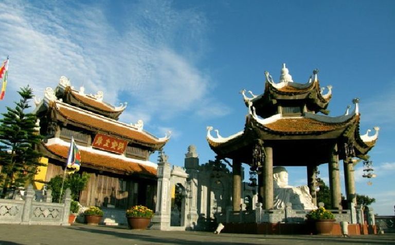 Địa điểm du lịch tâm linh đền Lĩnh Chúa Linh Từ nổi tiếng Đà Nẵng được du khách ghé thăm để giải tỏa tâm trạng