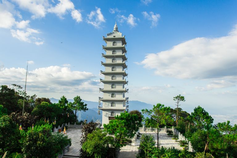 Tháp Nghinh Phong Tự nằm gần đền Lĩnh Chúa Linh Từ cao 9 tầng, gây ngỡ ngàng với du khách