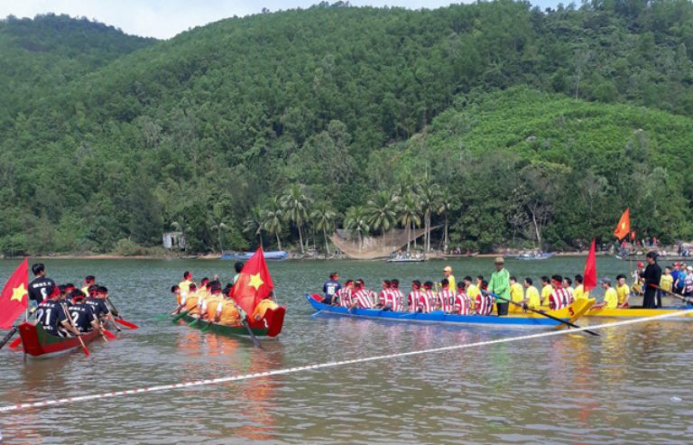 Vịnh Lăng Cô sôi động với hội thi đua thuyền truyền thống nằm trong khuôn khổ Lễ Hội. 