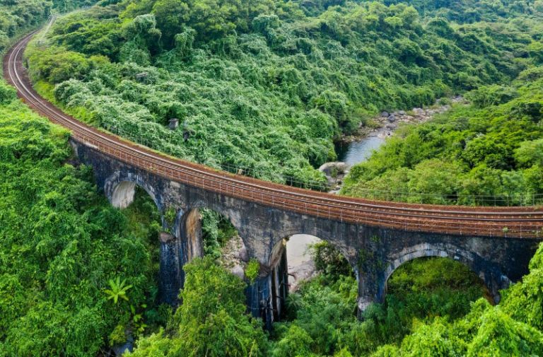 Cung đường sắt tuyệt đẹp ngang đèo Hải Vân với tuổi đời hàng trăm năm