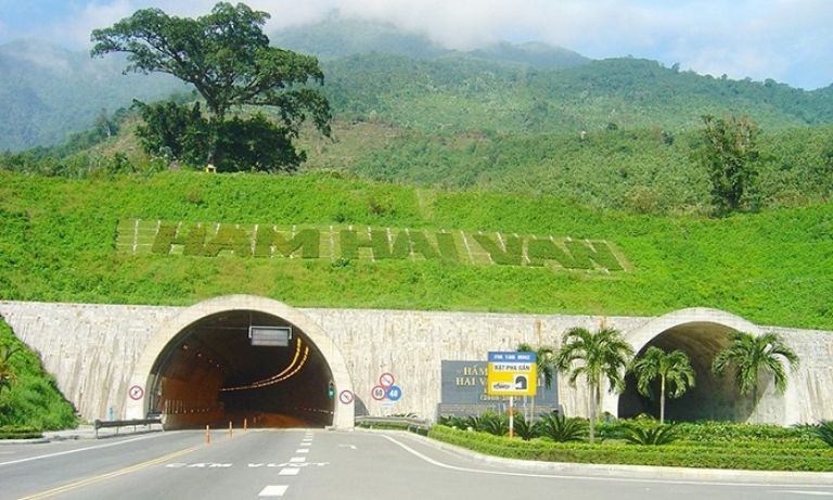 Hầm Hải Vân được thông xe vào năm 2005 với hai làn xe. 