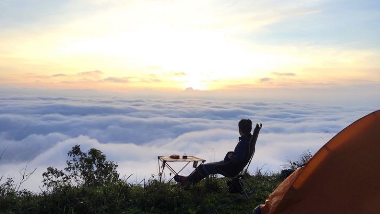 Nhiều người lựa chọn cắm trại qua đêm tại "sân thượng Hải Vân" để săn mây.