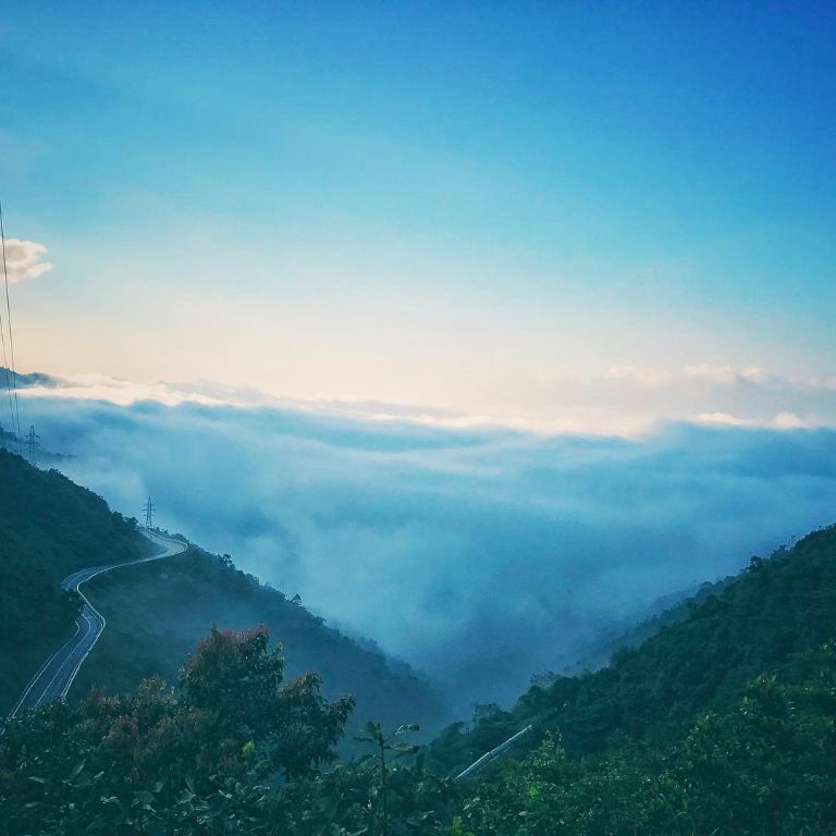 Đèo Hải Vân quanh năm được bao phủ bởi mây và sương mù.