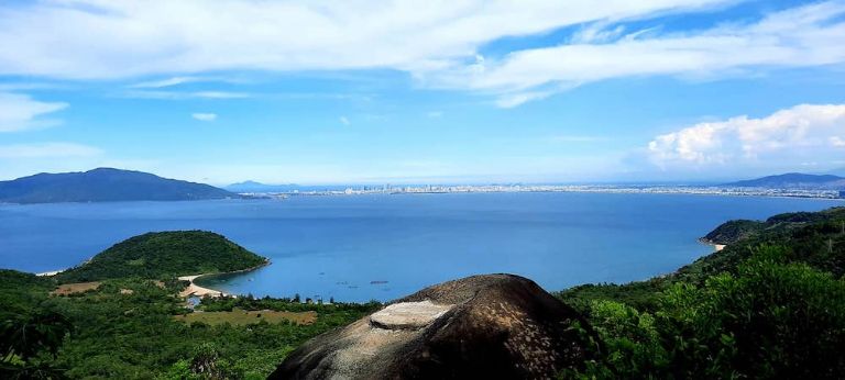 Góc nhìn từ mỏm đá Cụ Rùa ra phía biển Đà Nẵng.