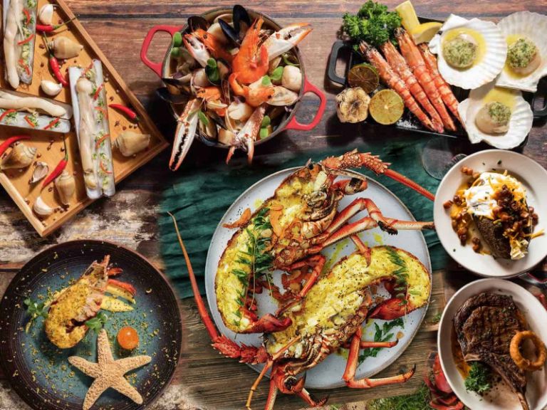Du khách có thể tham khảo các món hải sản được tẩm ướp các loại sốt đa dạng của nhà hàng Đà Nẵng gần Đỉnh Bàn Cờ 
