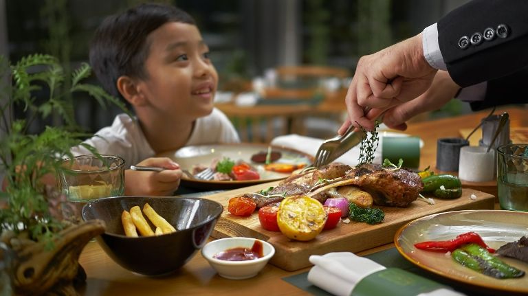 Thay vì sử dụng dụng cụ ăn uống như ở Châu Á thì tại đây các bạn sẽ được dùng dĩa và dao để thưởng thức món ăn