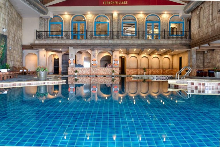 Bể bơi của khách sạn lúc nào cũng được thiết lập 27 độ C đểu phục vụ du khách quanh năm