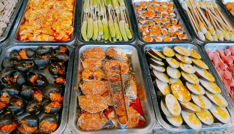 Hơn 70 món ăn đến từ ẩm thương Châu Á và Châu Âu được bày trên mặt bàn, hấp dẫn thực khách đến thưởng thức 