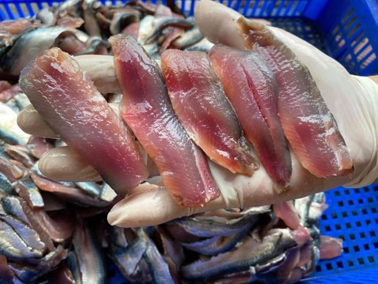 Quán ăn sử dụng dòng cá trích tươi rói phi lê cẩn thận để không dính xương chế biến món gỏi cá Nam Ô