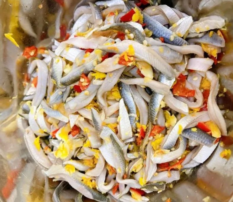 Cá được đem đi trộn đều với nhiều nguyên liệu như tỏi ớt, gừng và các gia vị khác nhau rồi ướp trong ít phút