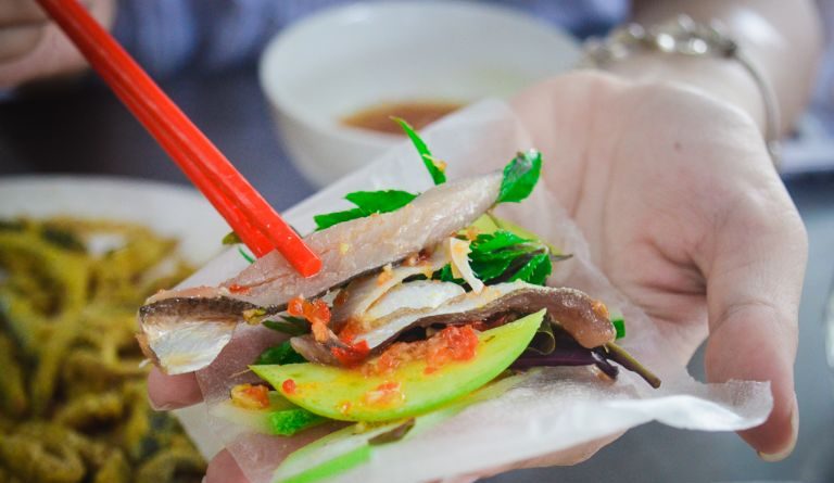 Một đĩa gỏi cá Nam Ô đầy đặn với đủ loại rau sống và nước chấm chỉ có giá từ 50.000đ đến 60.000đ 