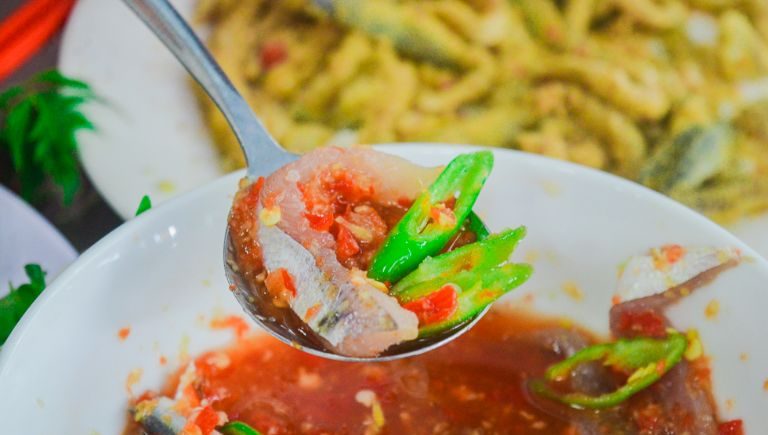 Phần thịt cá thấm đều nước mắm chua cay ăn kèm rau sống đảm bảo không còn mùi tanh 