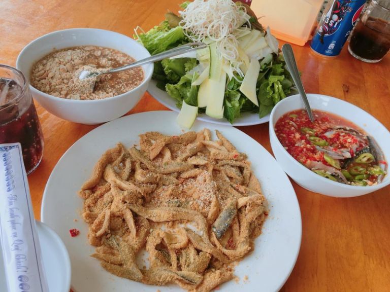 Món gỏi cá Nam Ô đã trở thành một món đặc sản nổi tiếng tại Đà Nẵng mà bất kì du khách yêu thích hải sản tươi sống không nên bỏ lỡ