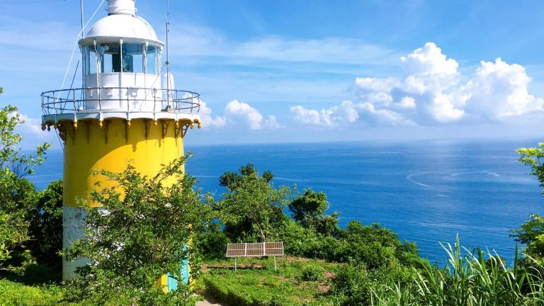 Với độ cao hơn 15.6m so với mặt nước biển, Hải đăng Tiên Sa nổi bật trên ngọn núi tại bán Đảo Sơn Trà luôn được du khách quốc tế lựa chọn tới đây để khám phá