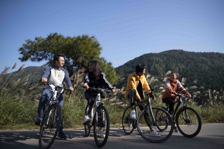 Đạp xe xung quanh khu vực hồ Đồng Xanh - Đồng Nghệ là trải nghiệm lí thú được nhiều du khách quốc tế yêu thích 