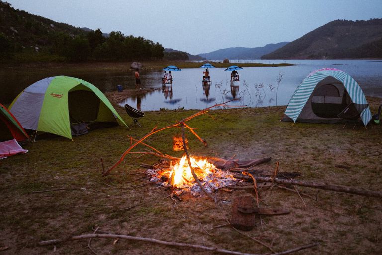 Hoạt động đốt lửa trại giúp kết nối các du khách với nhau, tạo ra sự gần gũi, thân thiết 