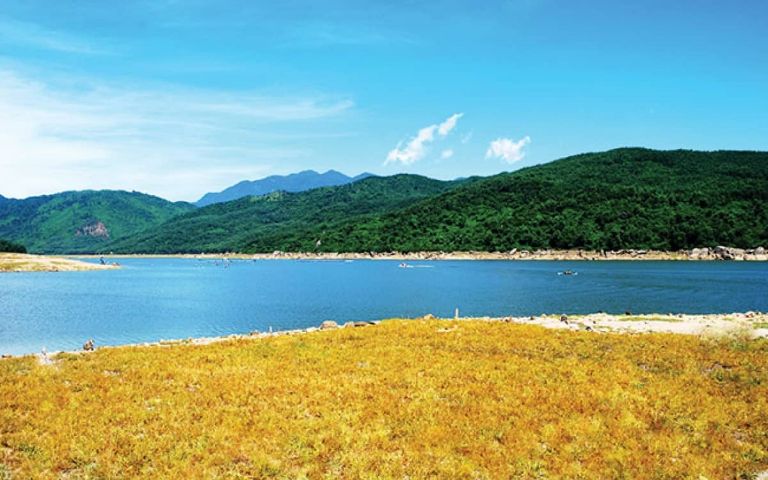 Vẻ đẹp núi rừng, sông nước hồ Đồng Xanh - Đồng Nghệ làm xiêu lòng tất cả những ai từng có cơ hội được khám phá nơi đây