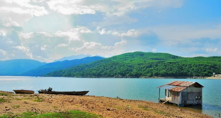 Hồ Đồng Xanh - Đồng Nghê được mệnh danh là địa điểm thanh bình, yên ả làm thư thái tâm hồn du khách khi đặt chân tới