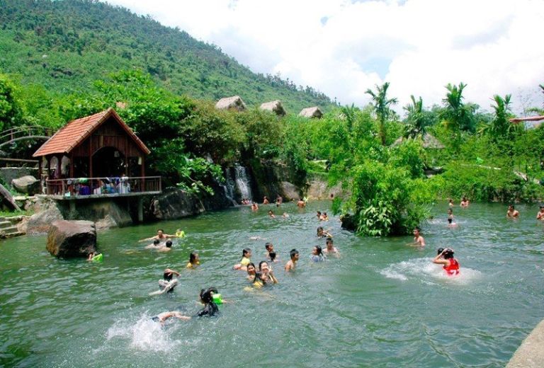 Hầu hết các hoạt động vui chơi đều liên quan đến sông nước nên du khách cần chuẩn bị một vài thứ cần thiết trước khi ghé thăm khu du lịch Hòa Phú Thành nhé