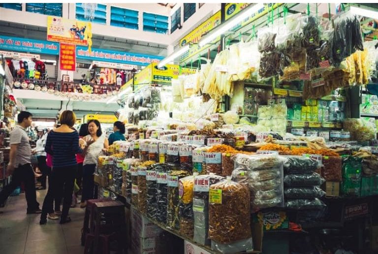 Cửa hàng đặc sản Hồ Ngọc Hà là nơi bán đồ khô, hải sản đã qua chế biến nổi tiếng nhất và đông khách nhất chợ Hàn 