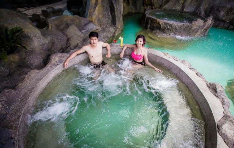Tắm khoáng nước nóng tại khu du lịch Phước Nhơn có thể giúp du khách tăng cường sức khỏe, thư giãn tinh thần
