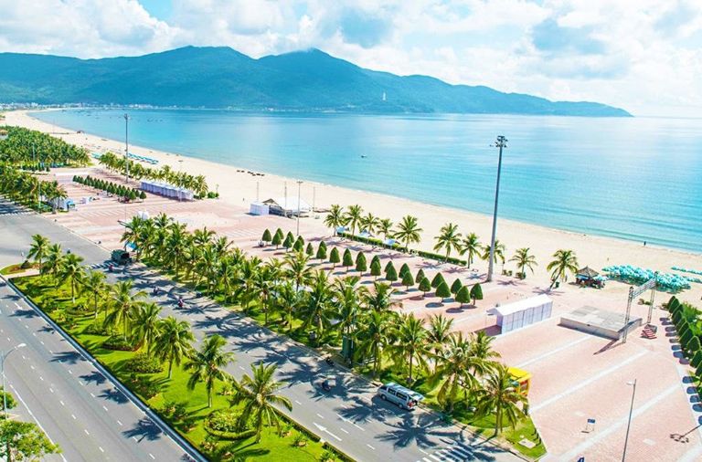 Công viên biển Đông có tên gọi như vậy một phần vì có mặt tiền hướng ra biển Đông xinh đẹp của Đà Nẵng 