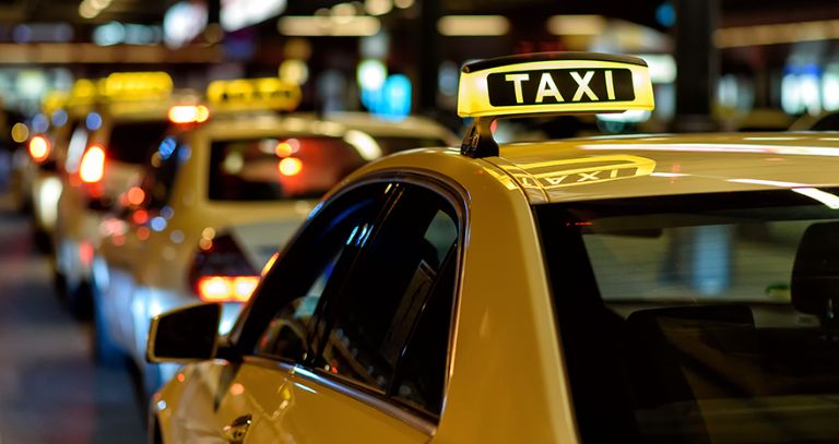 Taxi là phương tiện di chuyển đến làng bánh tráng Túy Loan phù hợp cho gia đình hoặc người có con nhỏ