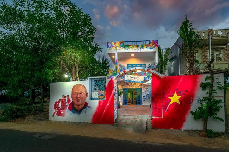 Cũng giống như làng bích họa Tam Thanh Đà Nẵng, bức tường bên ngoài homestay cũng là một tác phẩm nghệ thuật khiến ai cũng phải trầm trồ