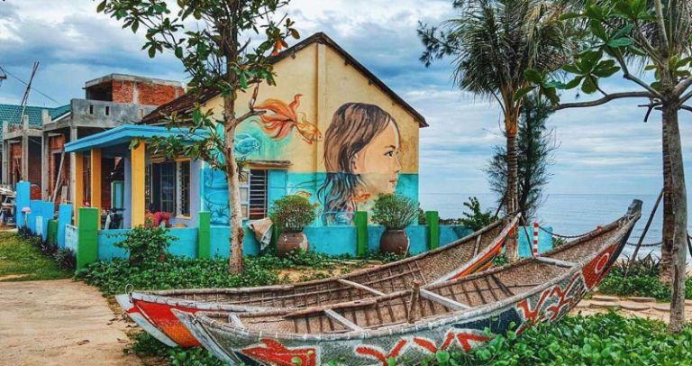 Bức tranh em bé hướng về miền biển với những ước mơ bé nhỏ ở làng bích họa Tam Thanh