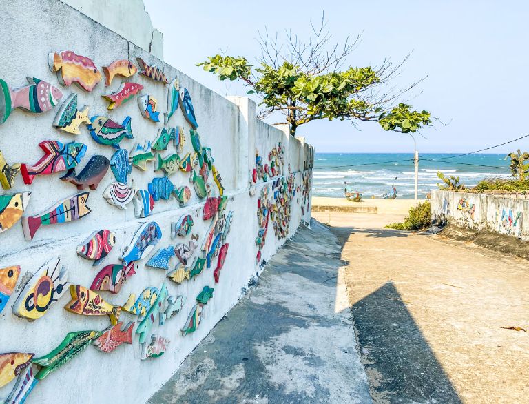 Bức tường ở làng bích họa Tam Thanh được trang trí bằng những hình vẽ nổi vô cùng chân thật 