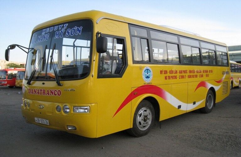 Có thể sử dụng xe buýt đi từ trung tâm thành phố đến làng Nam Ô.