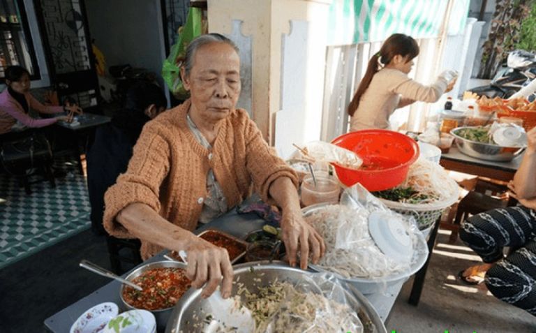 Quán ăn bà già đã có thâm niên lâu năm chiếm trọn cảm tình của nhiều thực khách từ dân địa phương đến khách du lịch