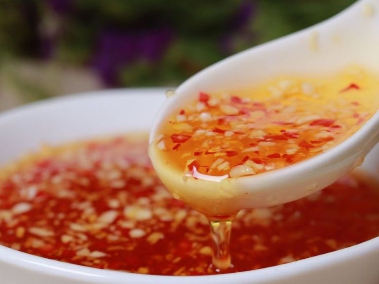Món mít trộn Đà Nẵng có ngon hay không phụ thuộc một phần vào nước mắm chua cay trộn kèm 