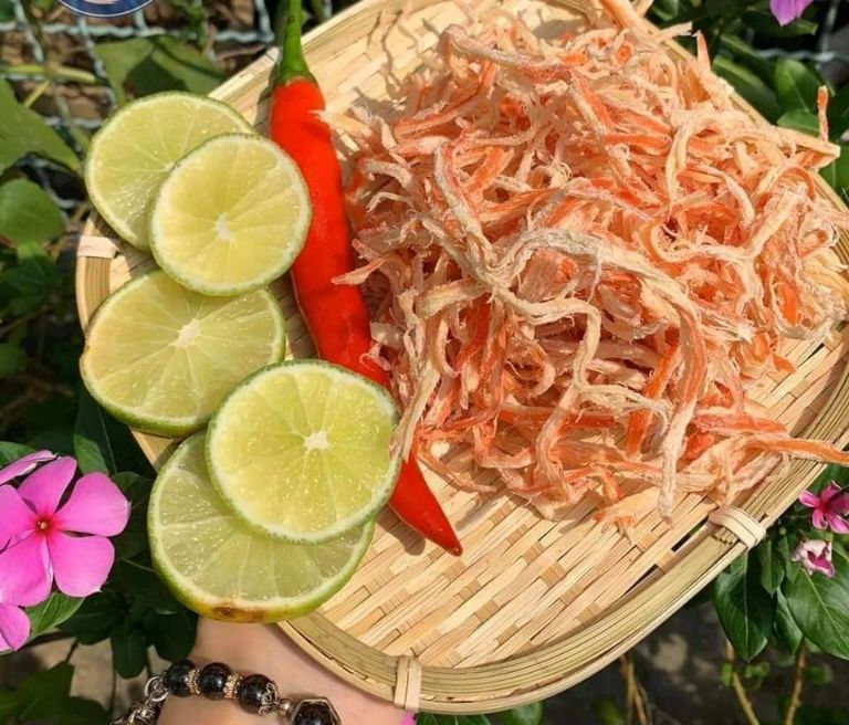 Mực hấp nước dừa Đà Nẵng sẽ ngon hơn nếu bạn ăn kèm cùng với tương ớt pha với chanh tươi giúp món ăn đậm đà hơn 