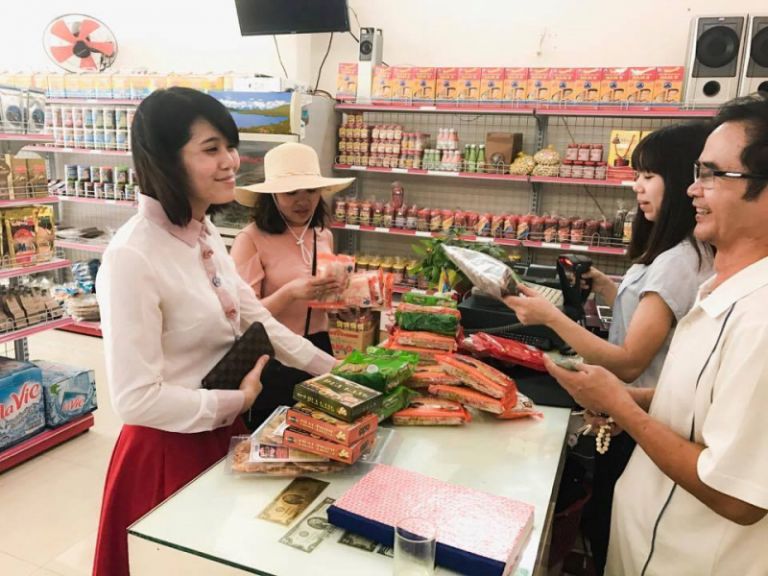 Khách hàng đến với cửa hàng Đại Lộc Phát mỗi ngày rất đông để mua mực hấp nước dừa Đà Nẵng 
