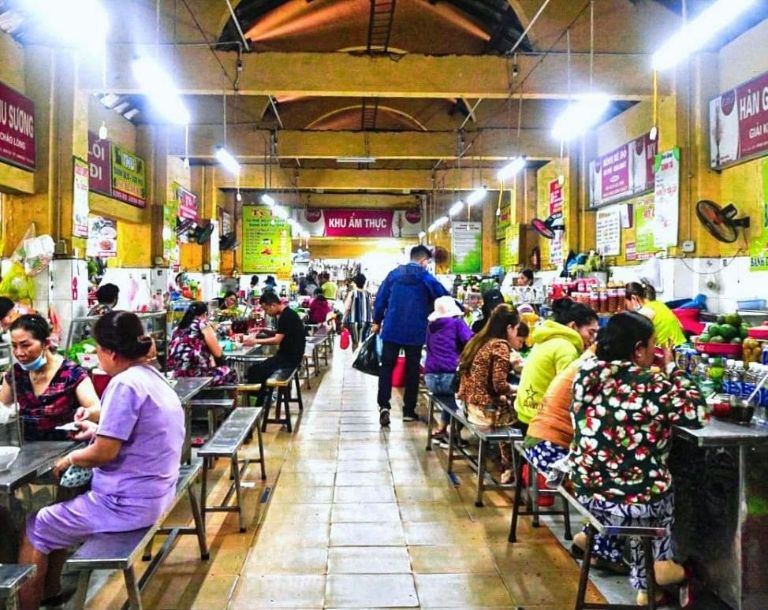 Chợ Cồn Đà Nẵng với nhiều gian hàng đa dạng thu hút khách hàng