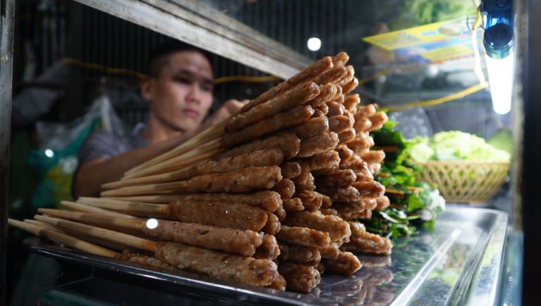 Phương Oanh là một địa điểm ăn vặt "ruột" của các bạn học sinh, sinh viên, đặc biệt là món nem lụi Đà Nẵng