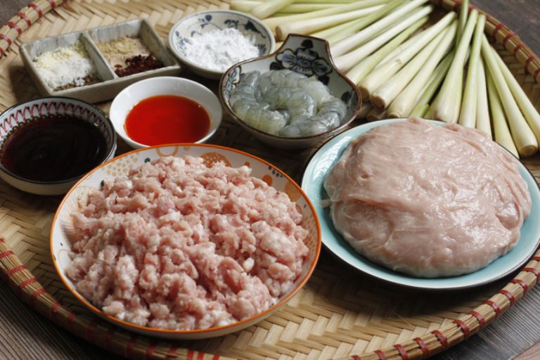 Các nguyên liệu để chế biến món nem lụi Đà Nẵng khá nhiều nhưng đều là những nguyên liệu quen thuộc của những món ăn hàng ngày