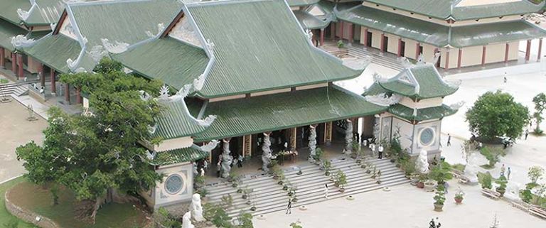 Chùa Linh Ứng có tuổi đời lên tới 200 năm lịch sử khiến du khách vô cùng tò mò về kiến trúc
