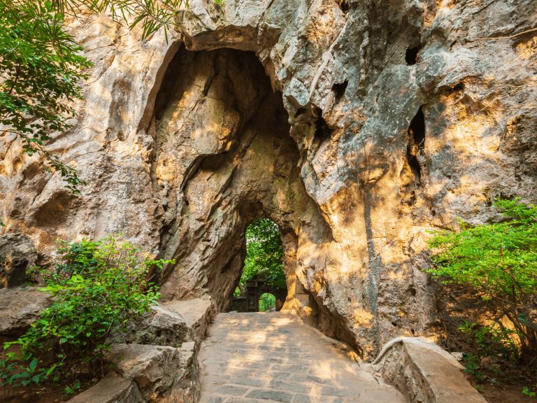 "Những ngọn núi đá cẩm thạch" là cái tên kiều diễm của người Pháp đặt cho hang động này 