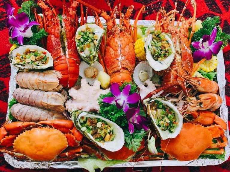 Trang trí bắt mắt và được chế biến thành nhiều món ăn của hải sản Đà Nẵng