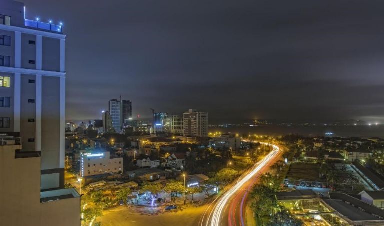 Khung cảnh từ khách sạn nhìn xuống thành phố về đêm 