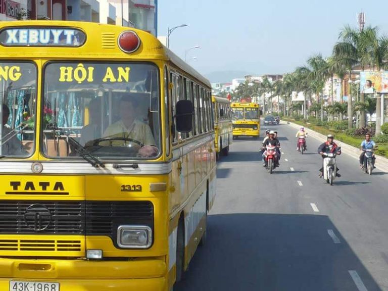 Xe bus là phương tiện công cộng có giá thành rẻ và an toàn nếu du khách lựa chọn để di chuyển đến Ngũ Hành Sơn