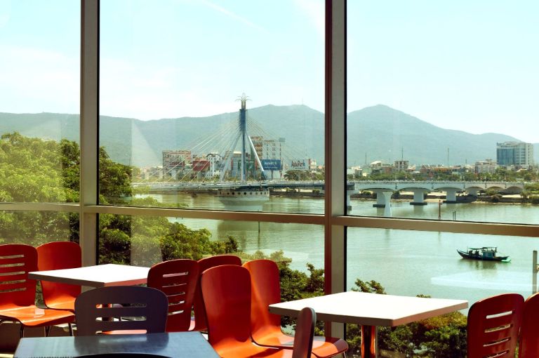 Đây là không gian tổng hợp chuỗi những thương hiệu nhà hàng nổi tiếng với view là toàn cảnh sông Hàn thơ mộng