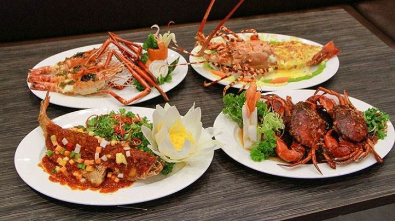 Tại Đà Nẵng hiện có khá nhiều nhà hàng hải sản nổi tiếng với chất lượng món hấp dẫn cùng không gian đẳng cấp, sang trọng 